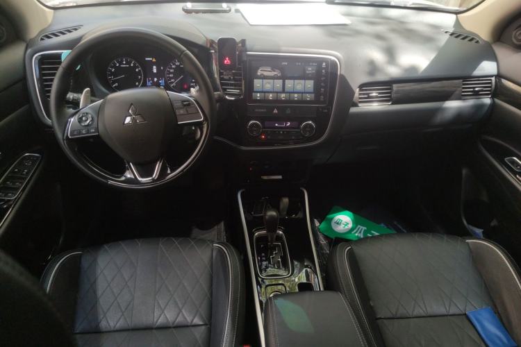 Used Mitsubishi Outlander 2020 2.4L 4x4 Zhi Xiang Edition 5 Seats Center Console