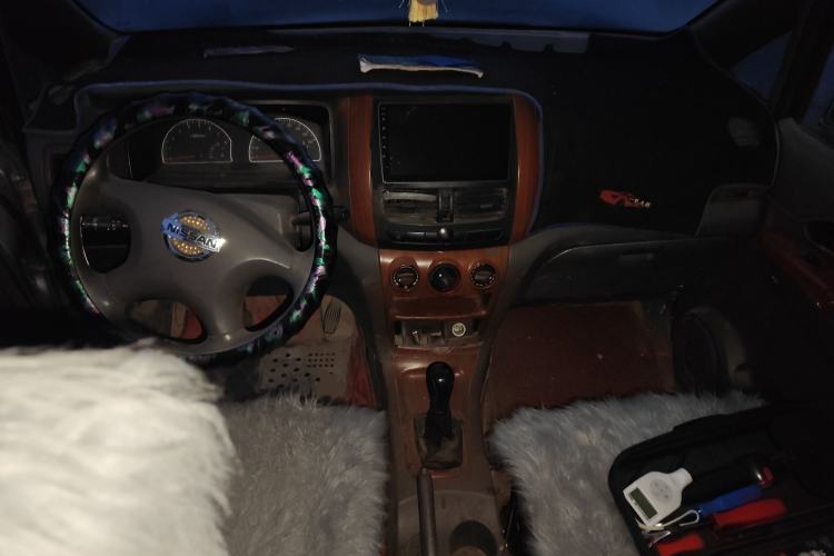 Used Dongfeng Shuaike 2011 1.5L Manual Standard Model 7 Seats China IV Standard Center Console