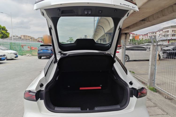 Used CHANGAN UNI-V 2024 1.5T High-Energy Version Trunk