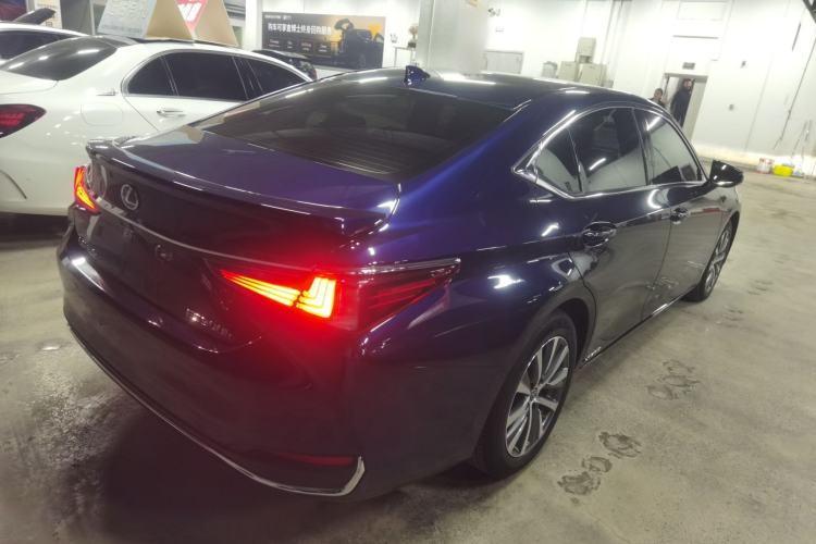 Used Lexus ES 2020 300h Premier Edition Rear Right 45 Deg