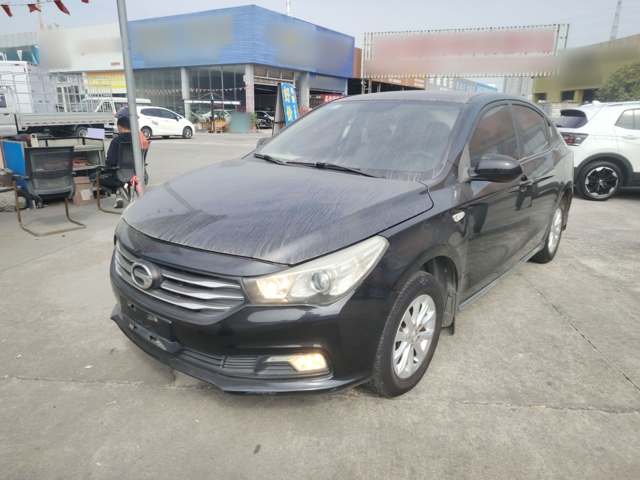 تحت مقدمة السيارة