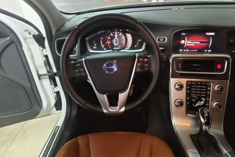 Used Volvo V60 2017 T5 Zhiyi Edition China V Standard Steering Wheel