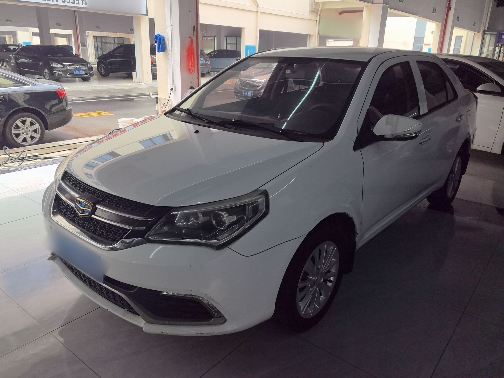 Под передней частью автомобиля