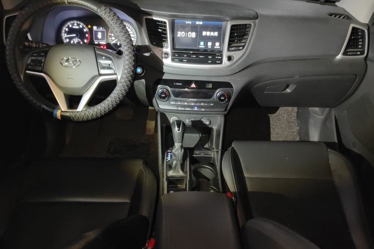 Used Hyundai Tucson 2015 1.6T Dual-Clutch Two-Wheel-Drive Smart Model Center Console