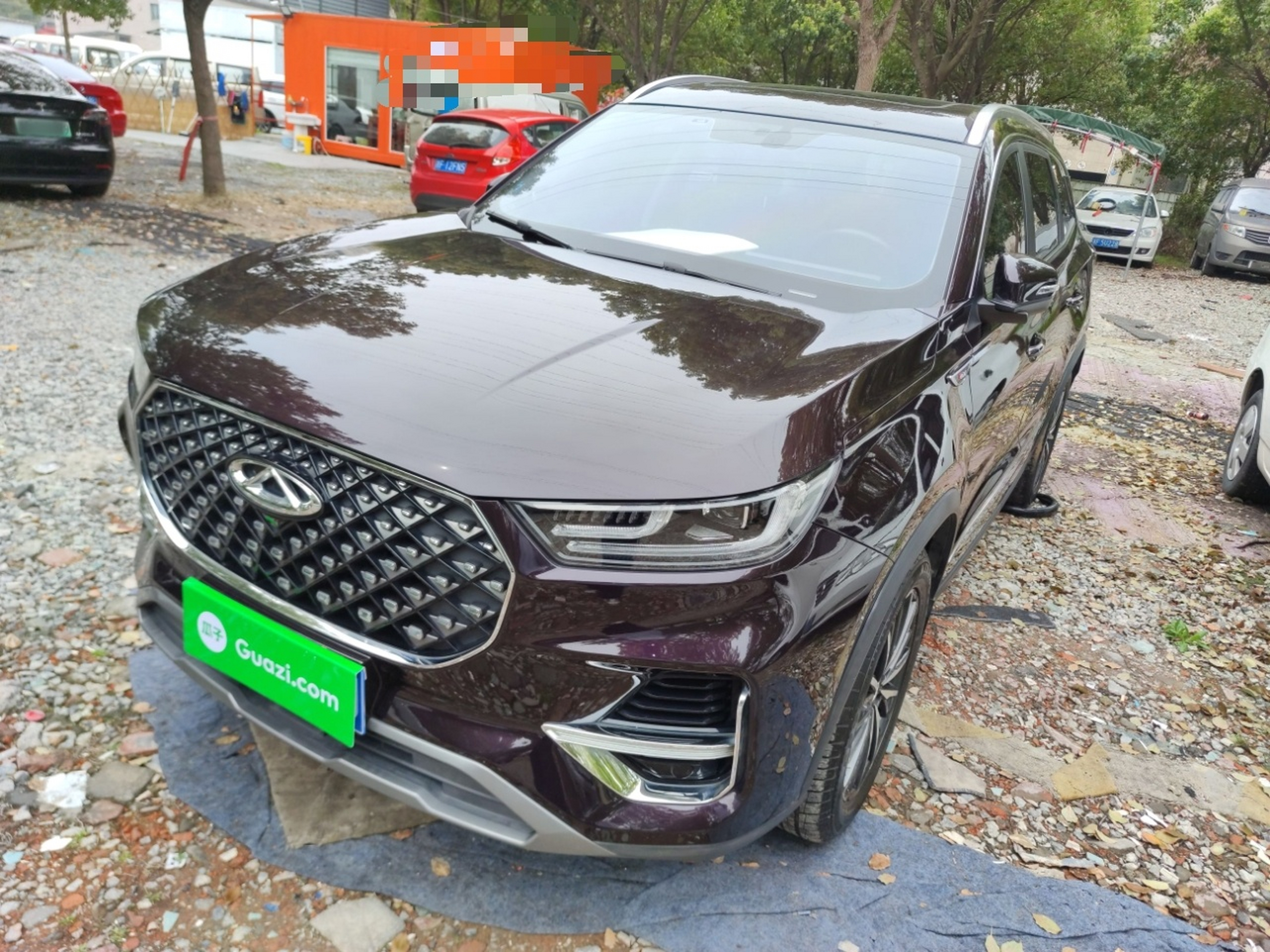 Под передней частью автомобиля