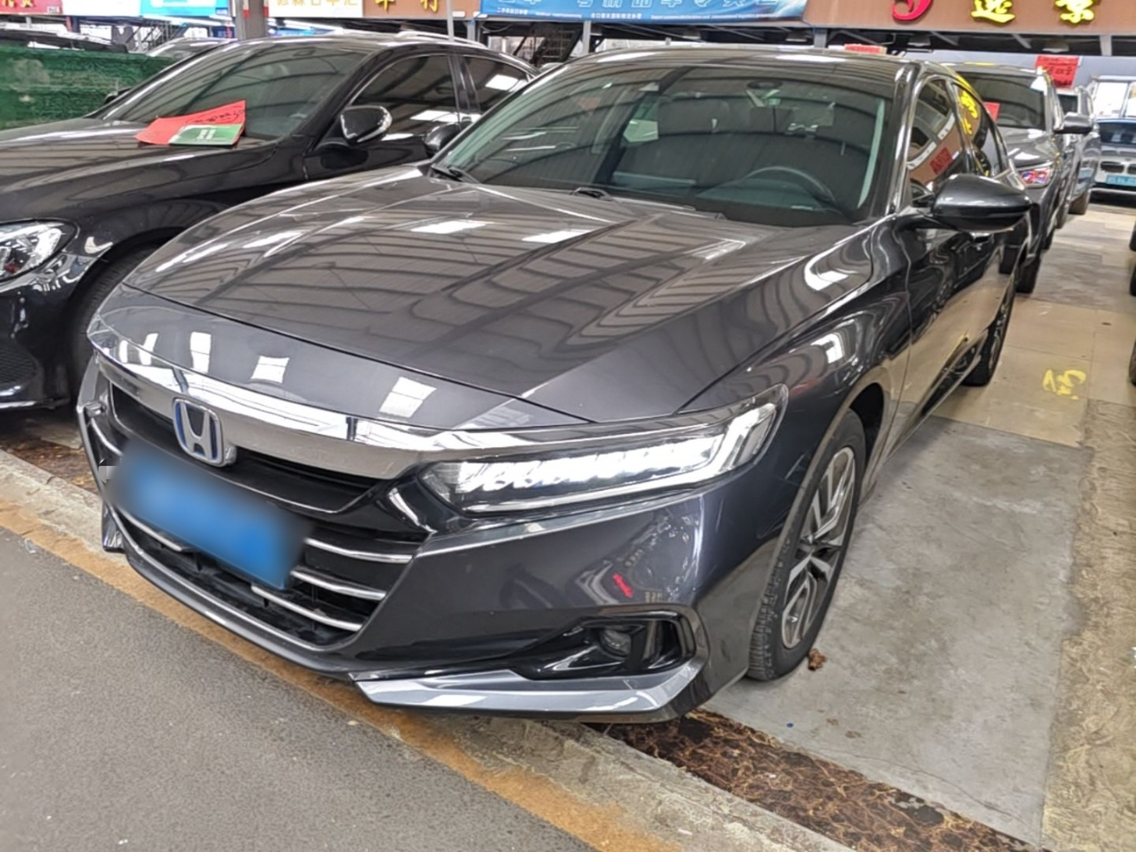 Под передней частью автомобиля