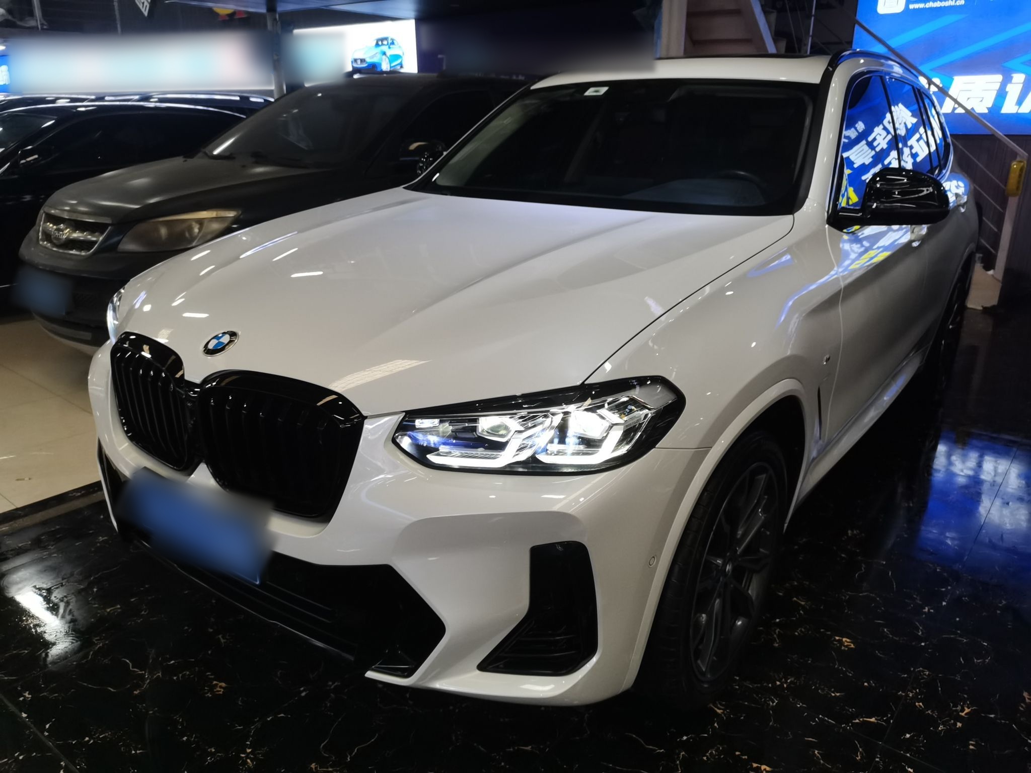 تحت مقدمة السيارة