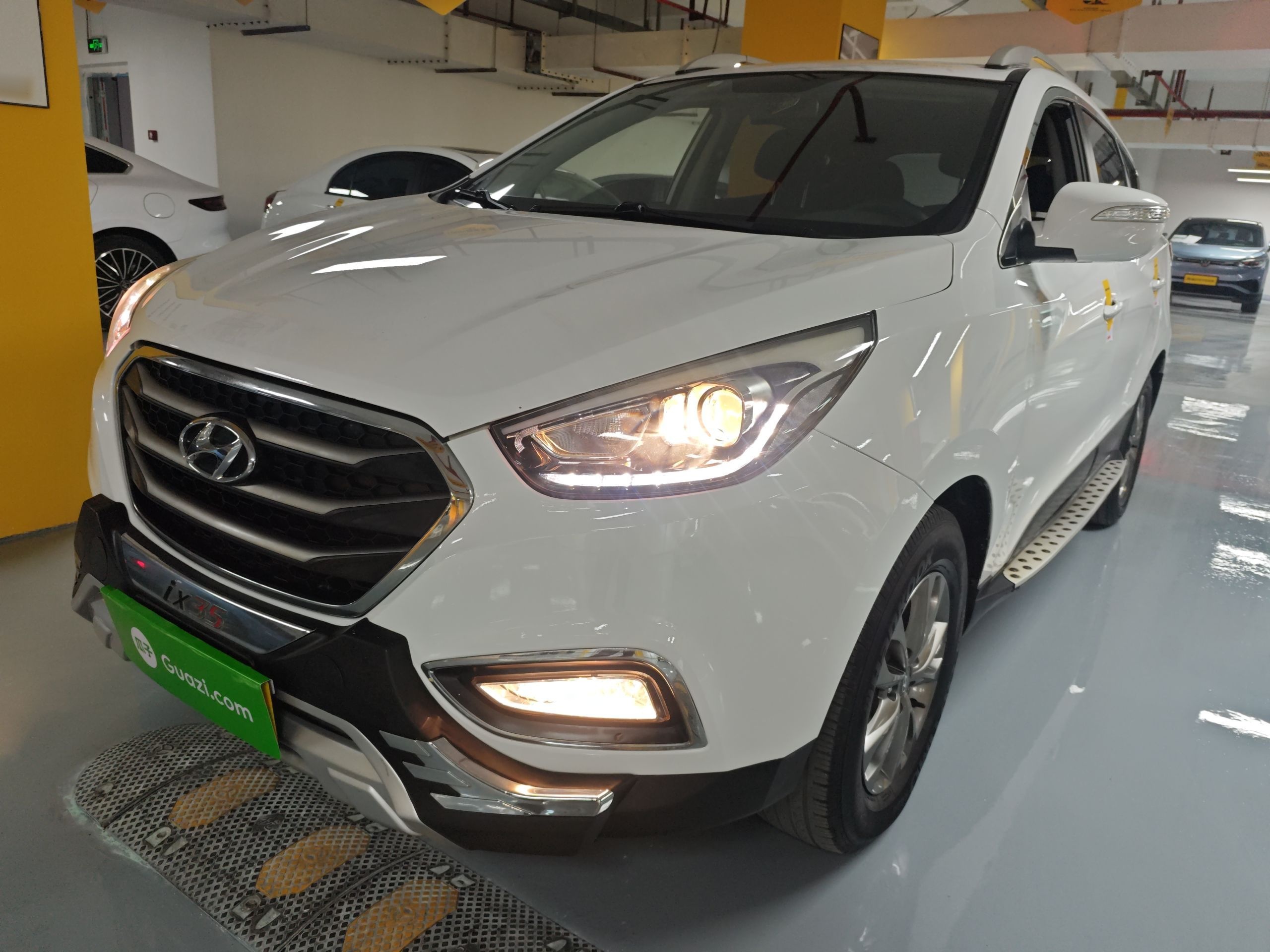 Под передней частью автомобиля