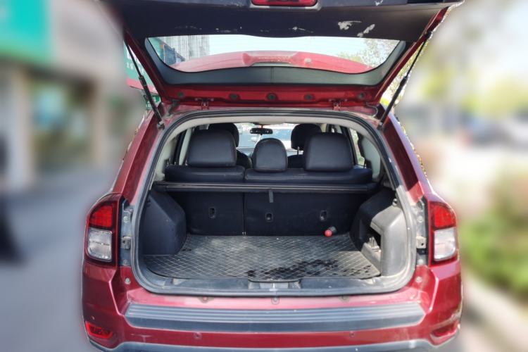 Used Jeep Compass 2013 2.0L two-wheel drive sport version Trunk