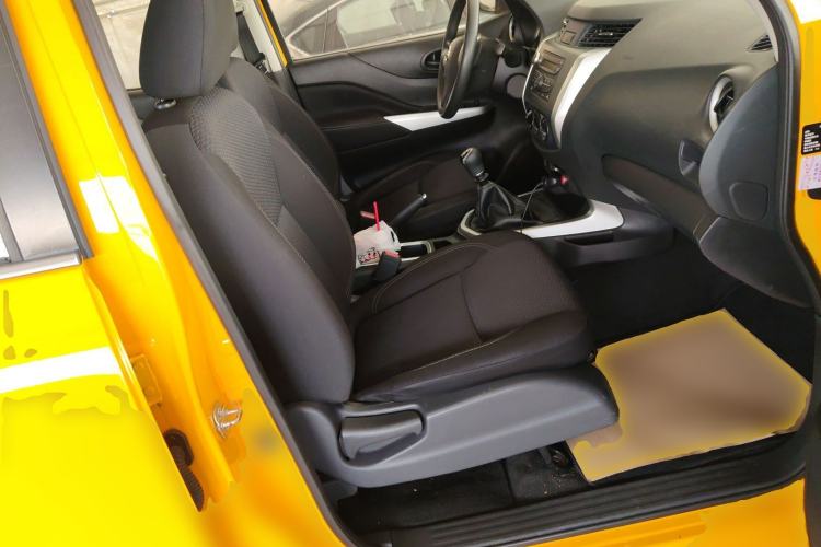 Used Nissan Navara 2019 2.5L Manual Two-Wheel Drive Comfort Version China VI QR25
