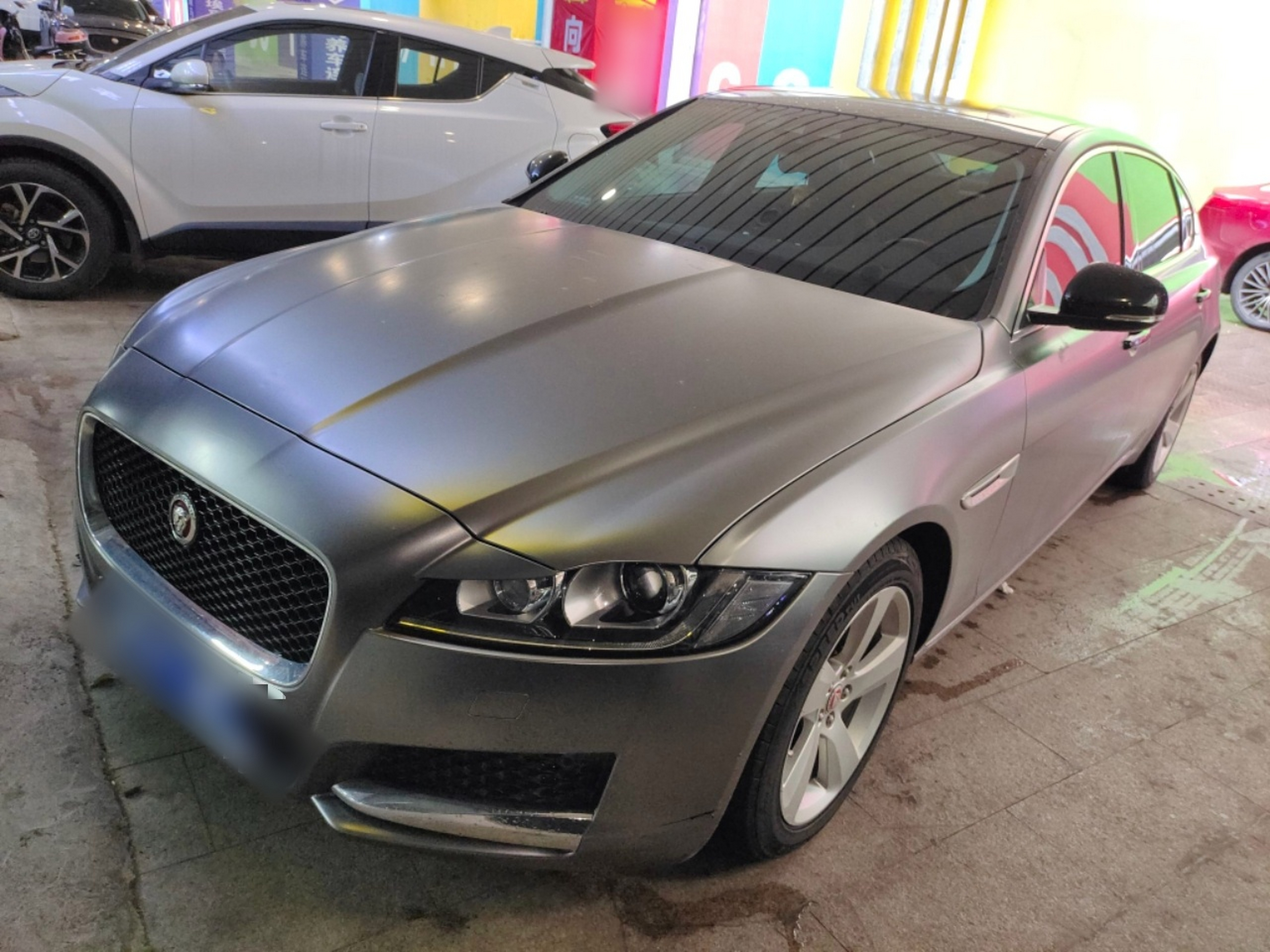 تحت مقدمة السيارة