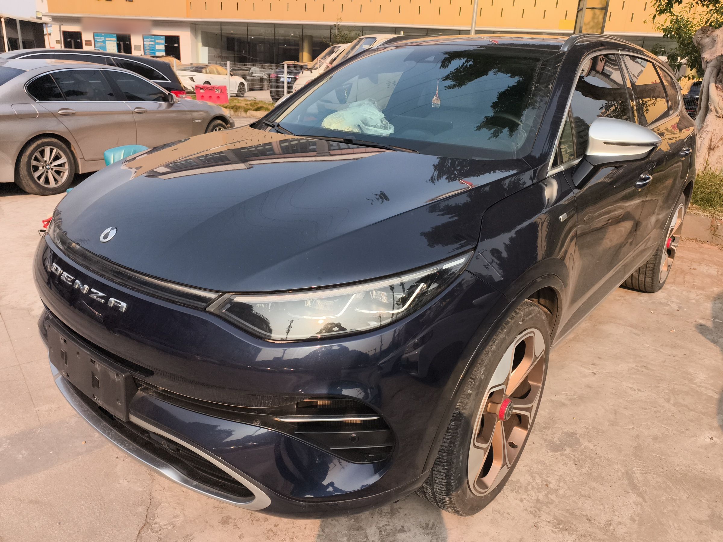 Под передней частью автомобиля