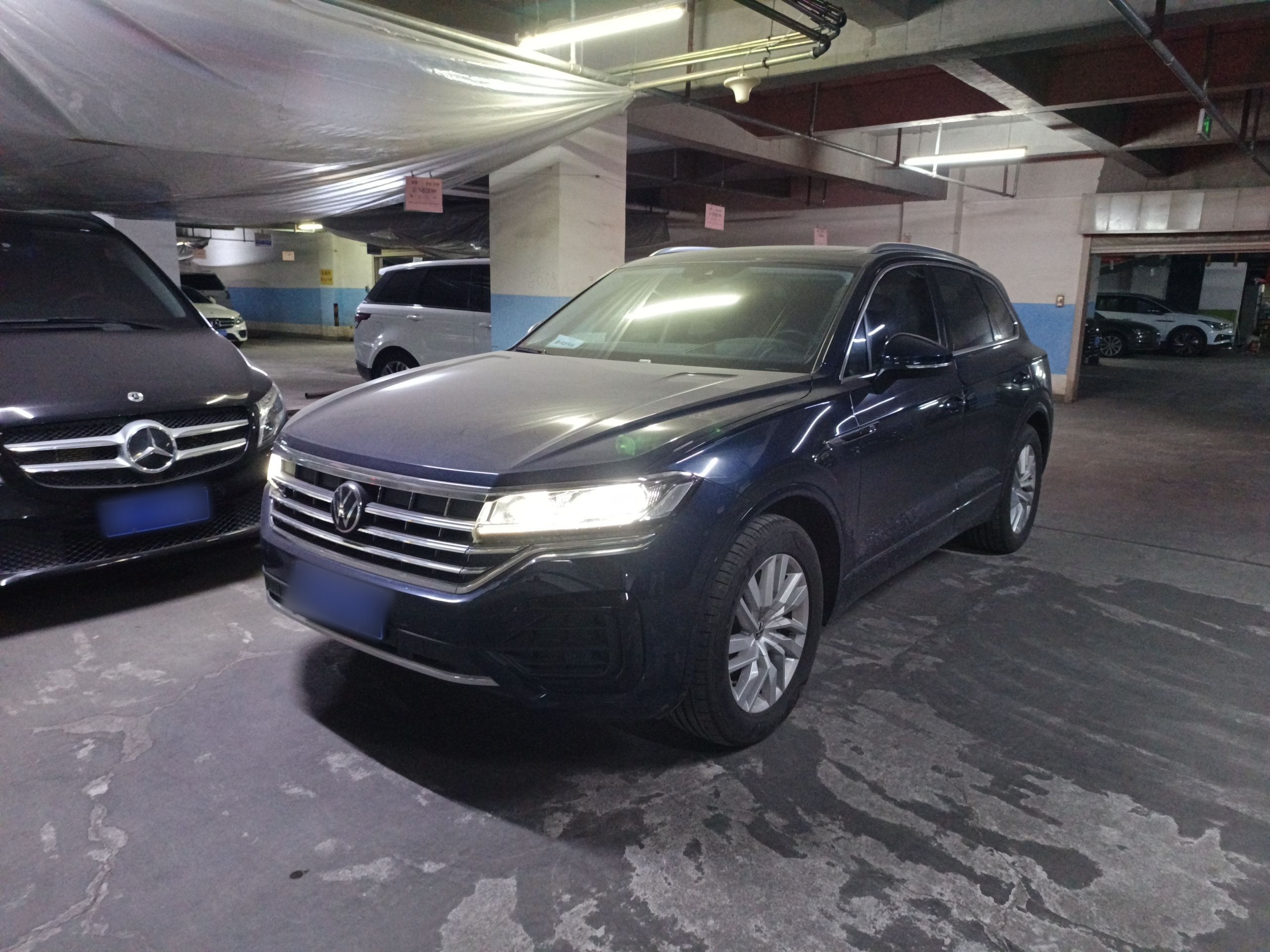 تحت مقدمة السيارة