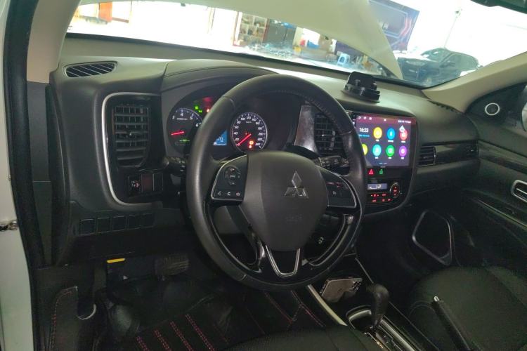 Used Mitsubishi Outlander 2018 2.0L Two-Wheel Drive Glory Edition 5 Seats Center Console