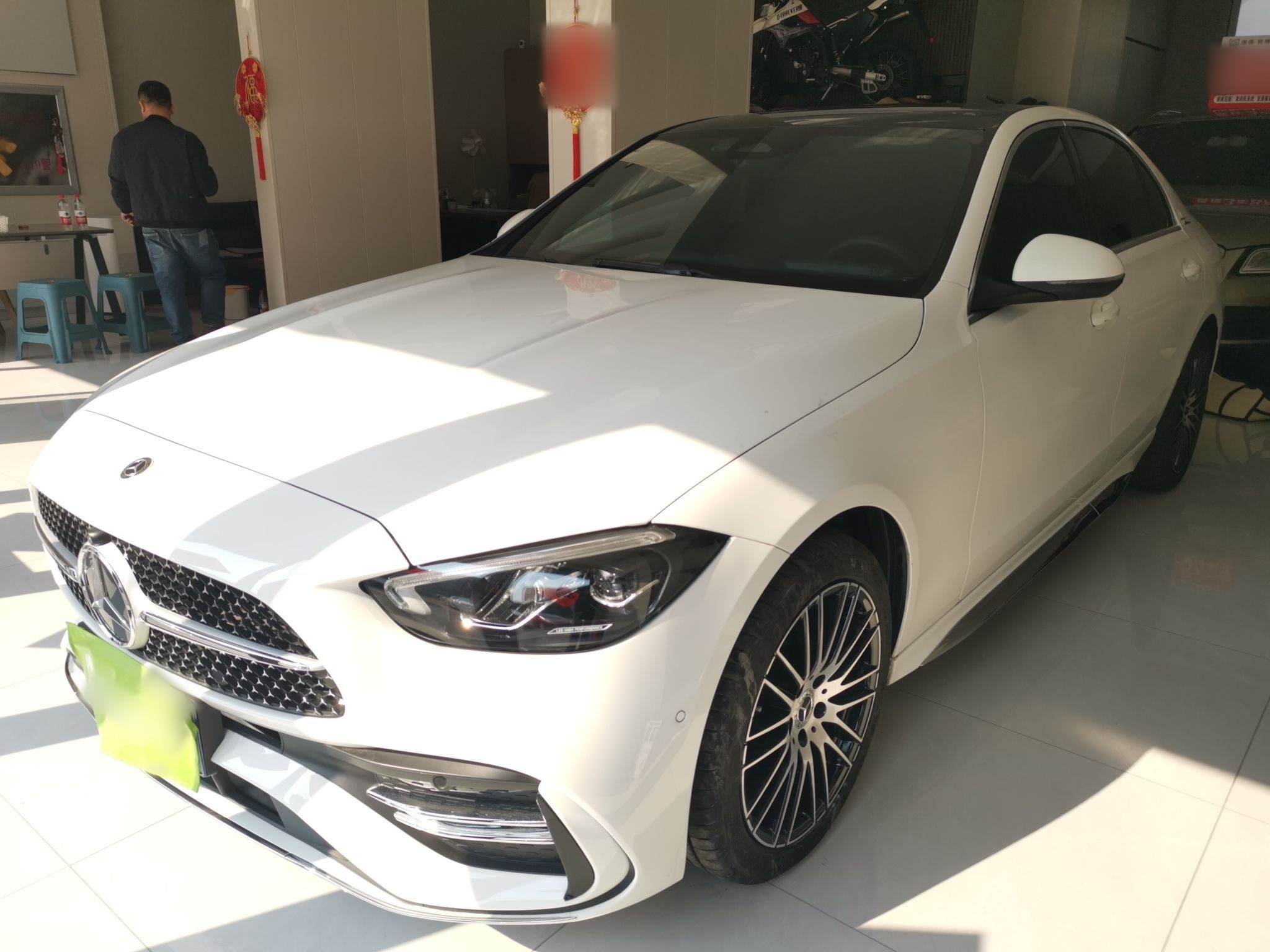 Под передней частью автомобиля