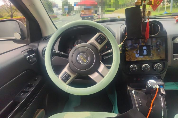 Used Jeep Compass 2011 2.4L four-wheel-drive sport version Steering Wheel