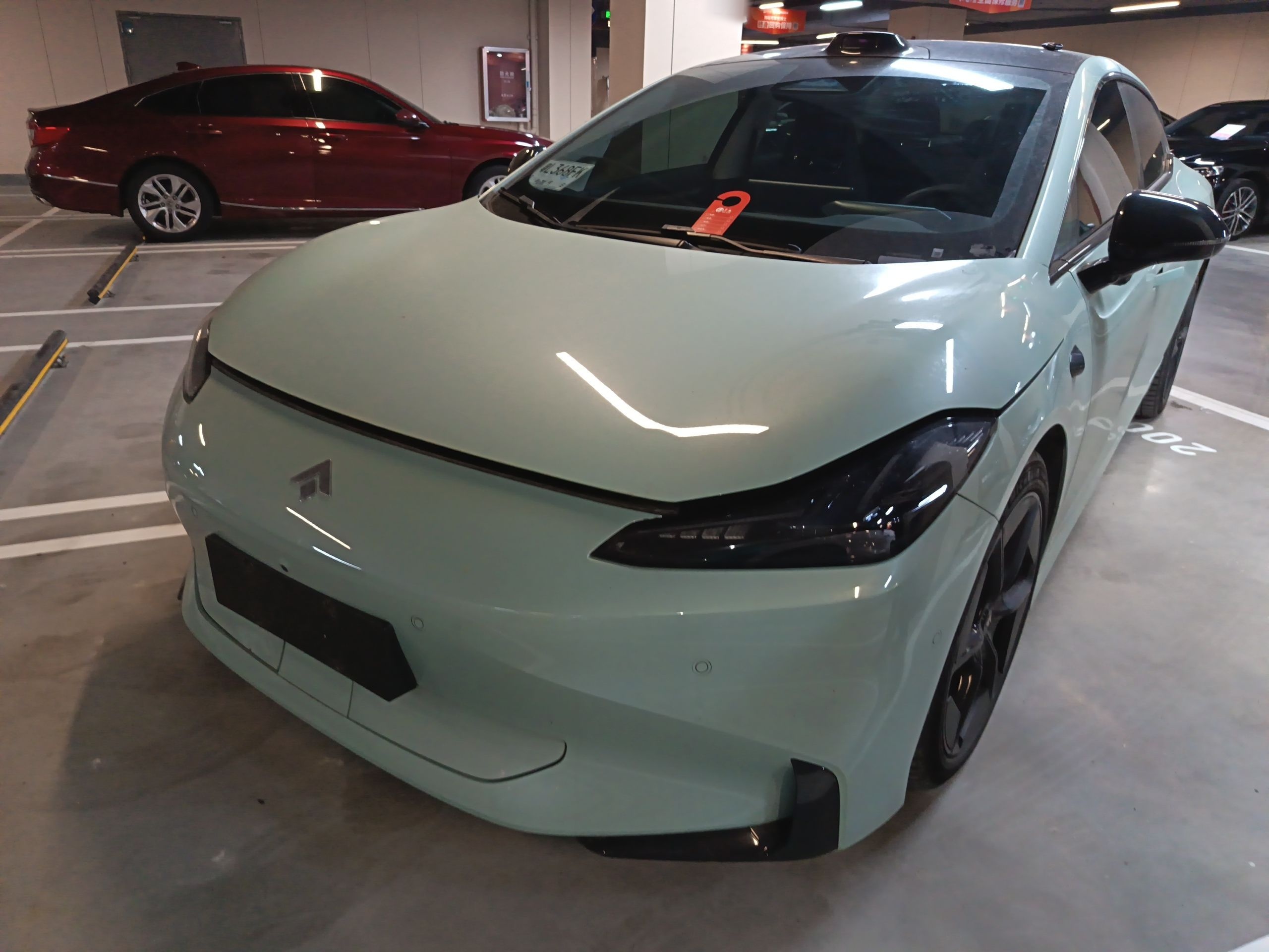 Под передней частью автомобиля