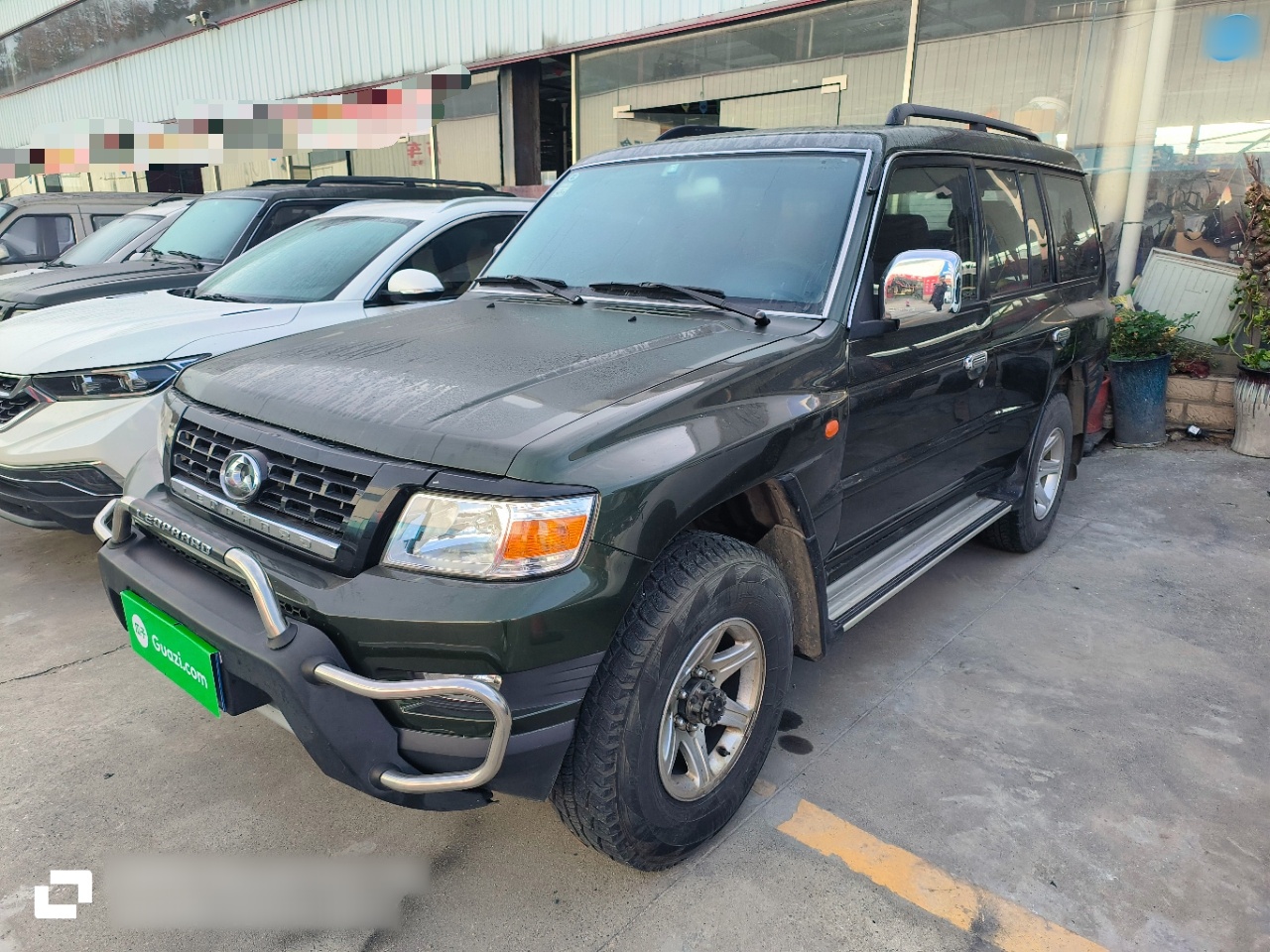 Под передней частью автомобиля