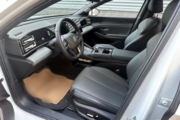 Used BYD Qin L 2025 DM-i Smart Drive 120KM Superior Model Interior 4