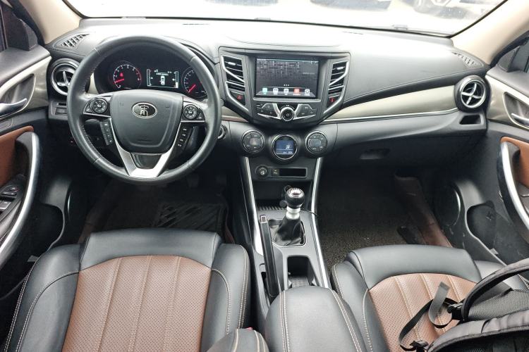 Used BYD Song 2016 GaiShi Edition 1.5TI Manual Elite Model Center Console