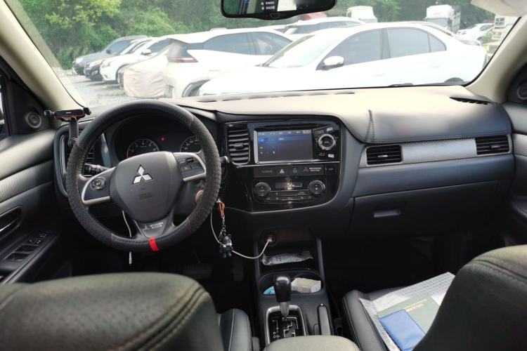 Used Mitsubishi Outlander 2013 2.0L 4x4 Urban Navigation Edition 5 Seats Center Console