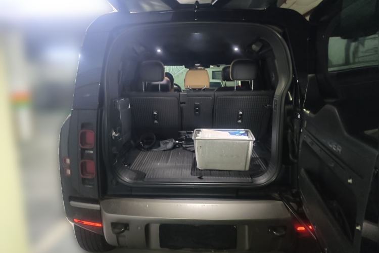 Used Land Rover Defender 2025 110 3.0T P400 – Dynamic HSE Trunk