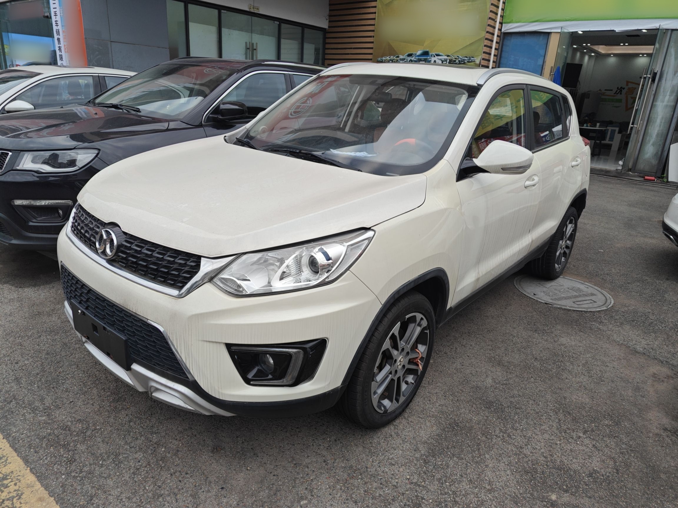 تحت مقدمة السيارة