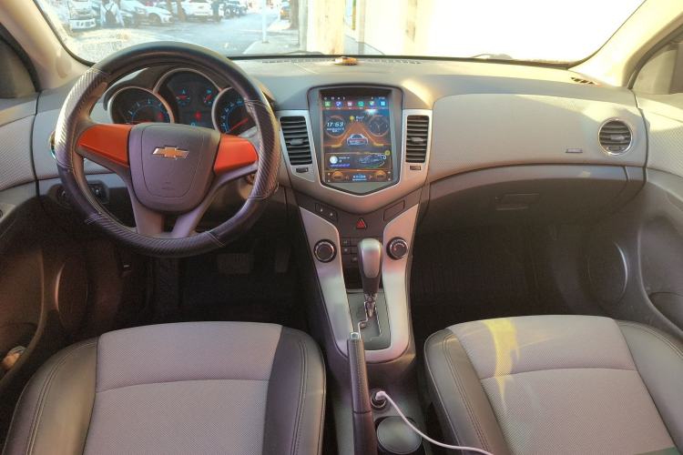 Used Chevrolet Cruze 2013 1.8L SE AT Center Console
