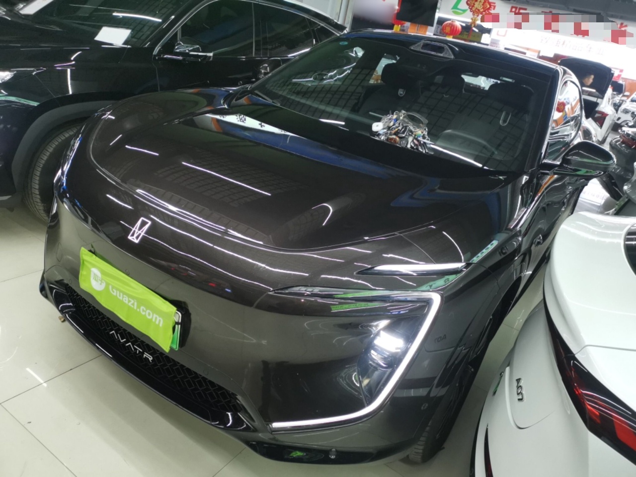 تحت مقدمة السيارة