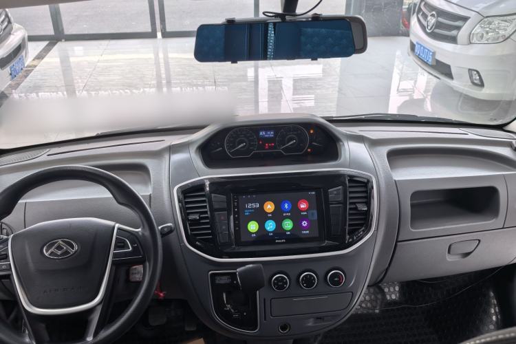 Used SAIC MAXUS Xintu V80 2023 2.0T AMT Classic Aoyuntong Short Wheelbase Mid-Roof 5/6-Seater Interior 8