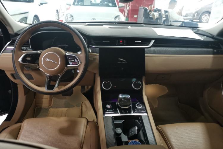 Used Jaguar XFL 2024 2.0T P250 Two-Wheel Drive Prestige Luxury Edition Center Console