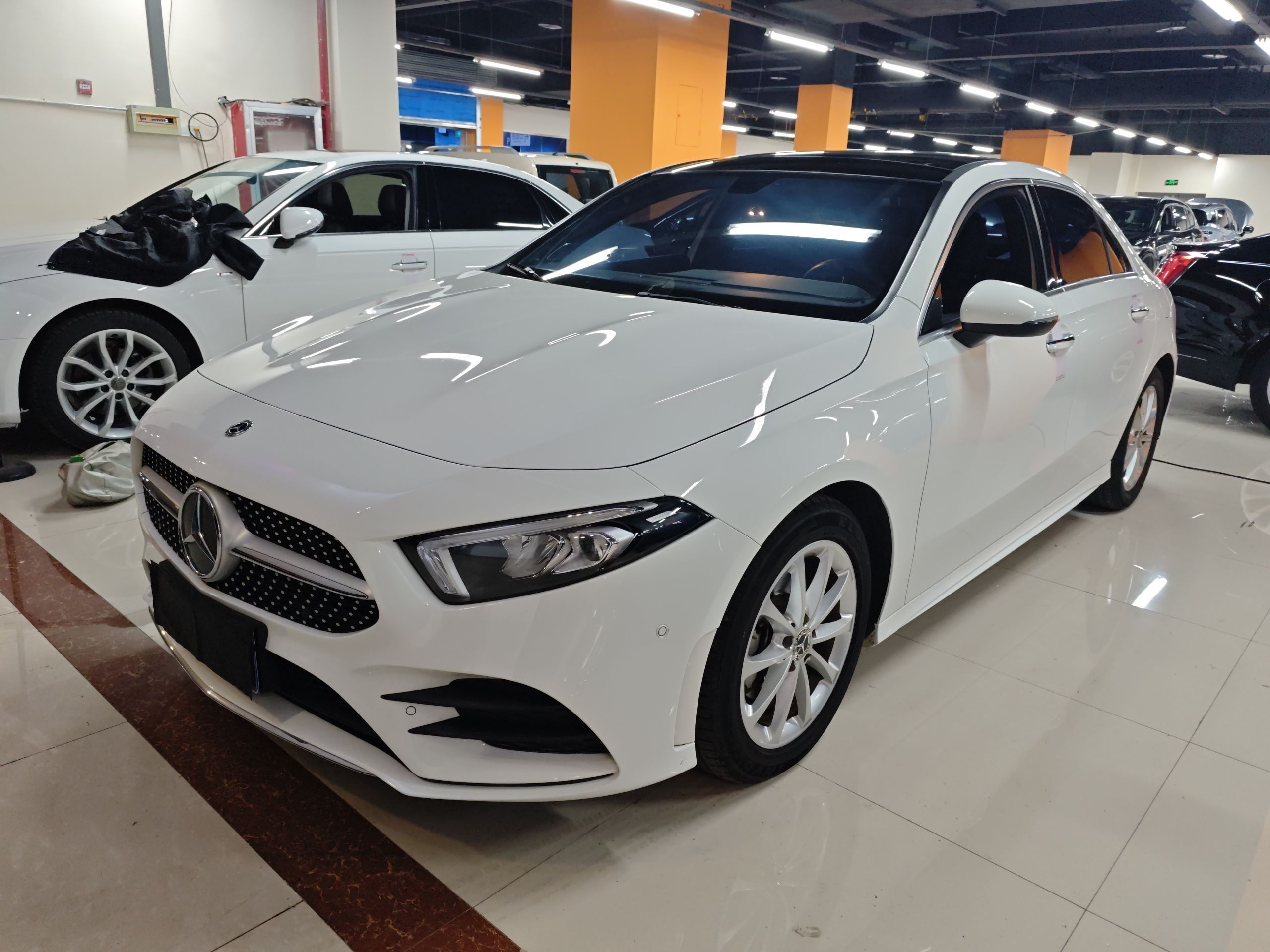 Под передней частью автомобиля