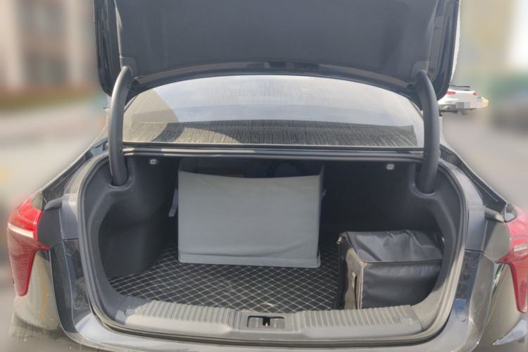 Used Hongqi H5 2025 2.0T Automatic Flag Edition – 500 000 Units Commemorative Version Trunk