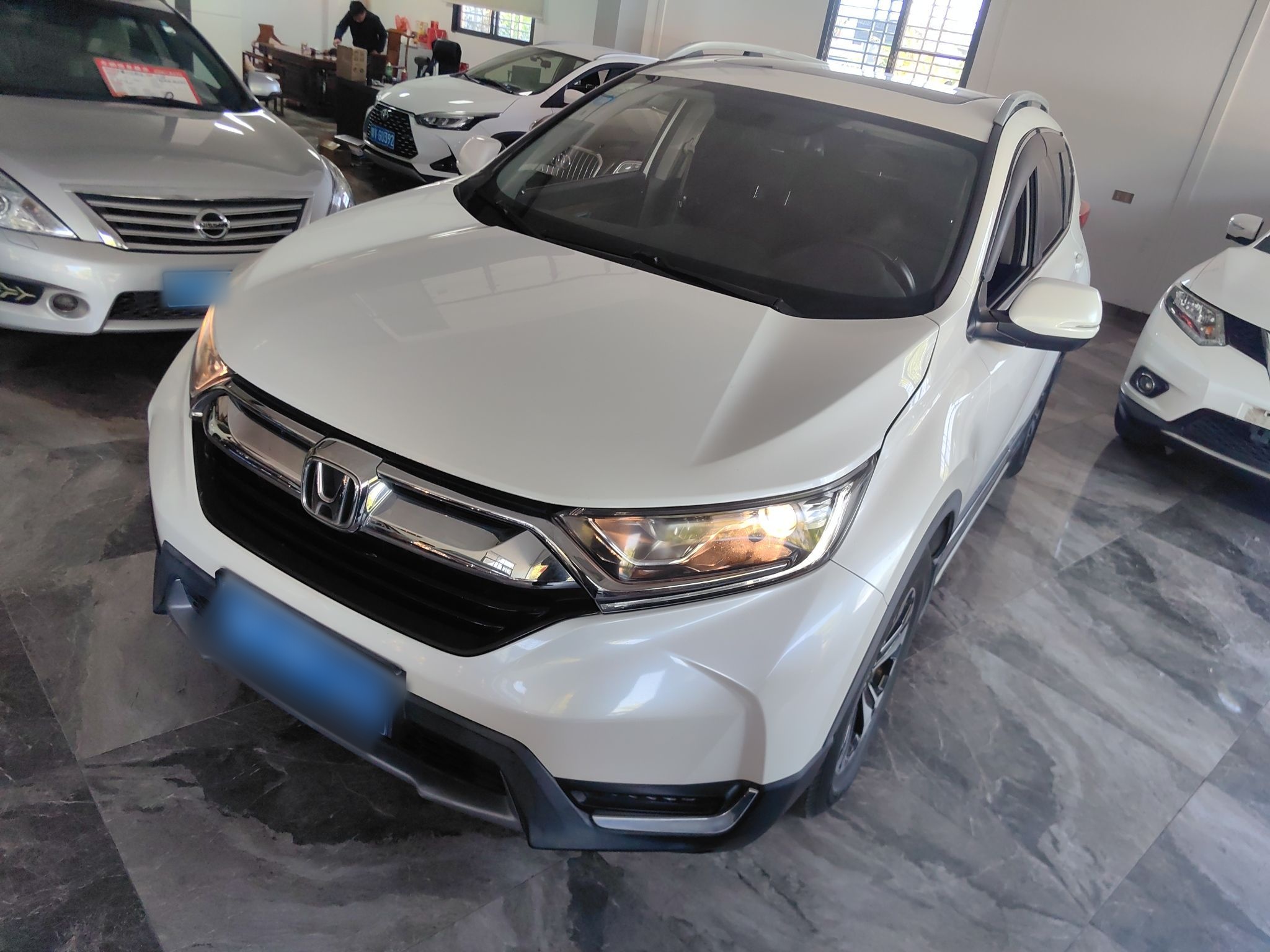 تحت مقدمة السيارة