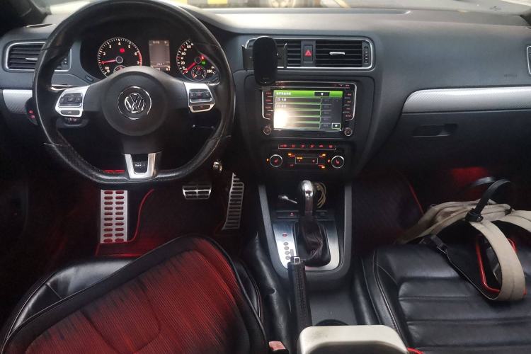 Used Volkswagen Sagitar 2013 2.0 TSI GLI Center Console