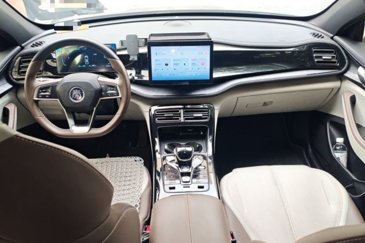 Used BYD Qin PLUS 2024 HONOR Edition DM-i 55KM Leading Model Center Console