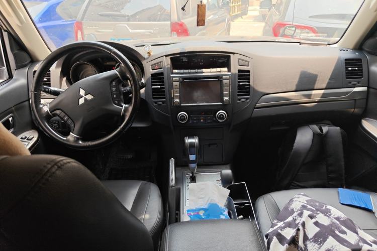 Used Mitsubishi Pajero 2014 3.0L Elite Edition Center Console