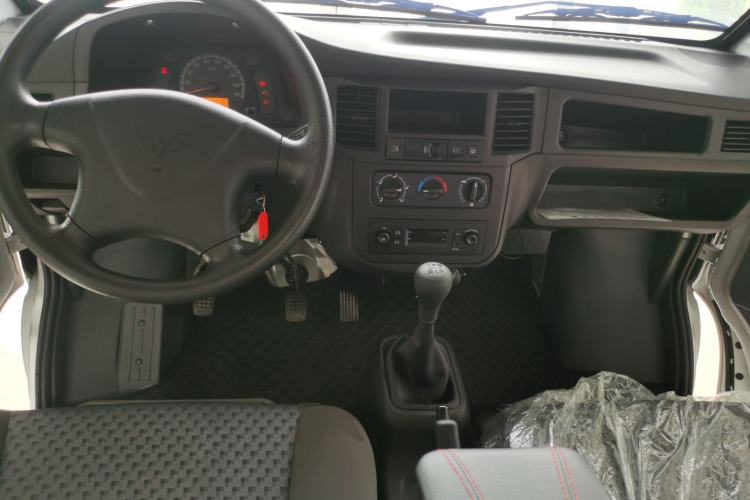 Used Wuling Zhiguang 2023 1.5L Practical Version 5/7 Seats Center Console