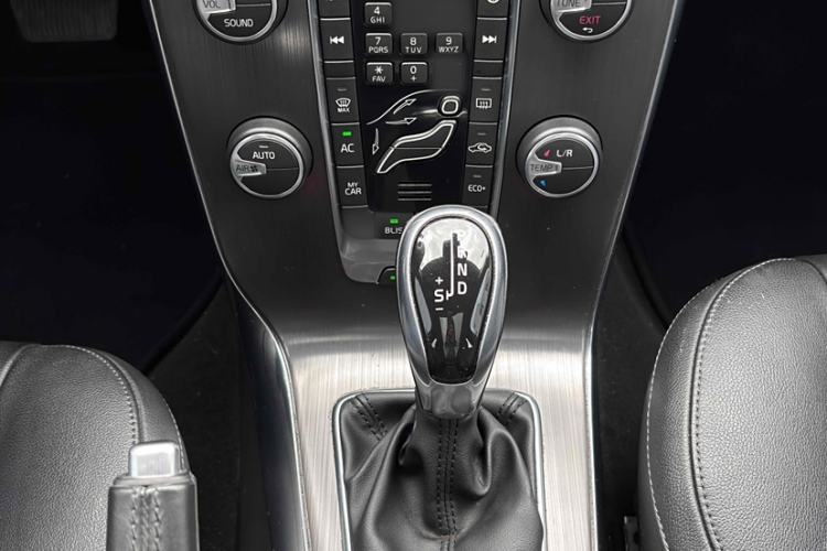 Used Volvo V40 2016 T4 Smart Luxury Edition
