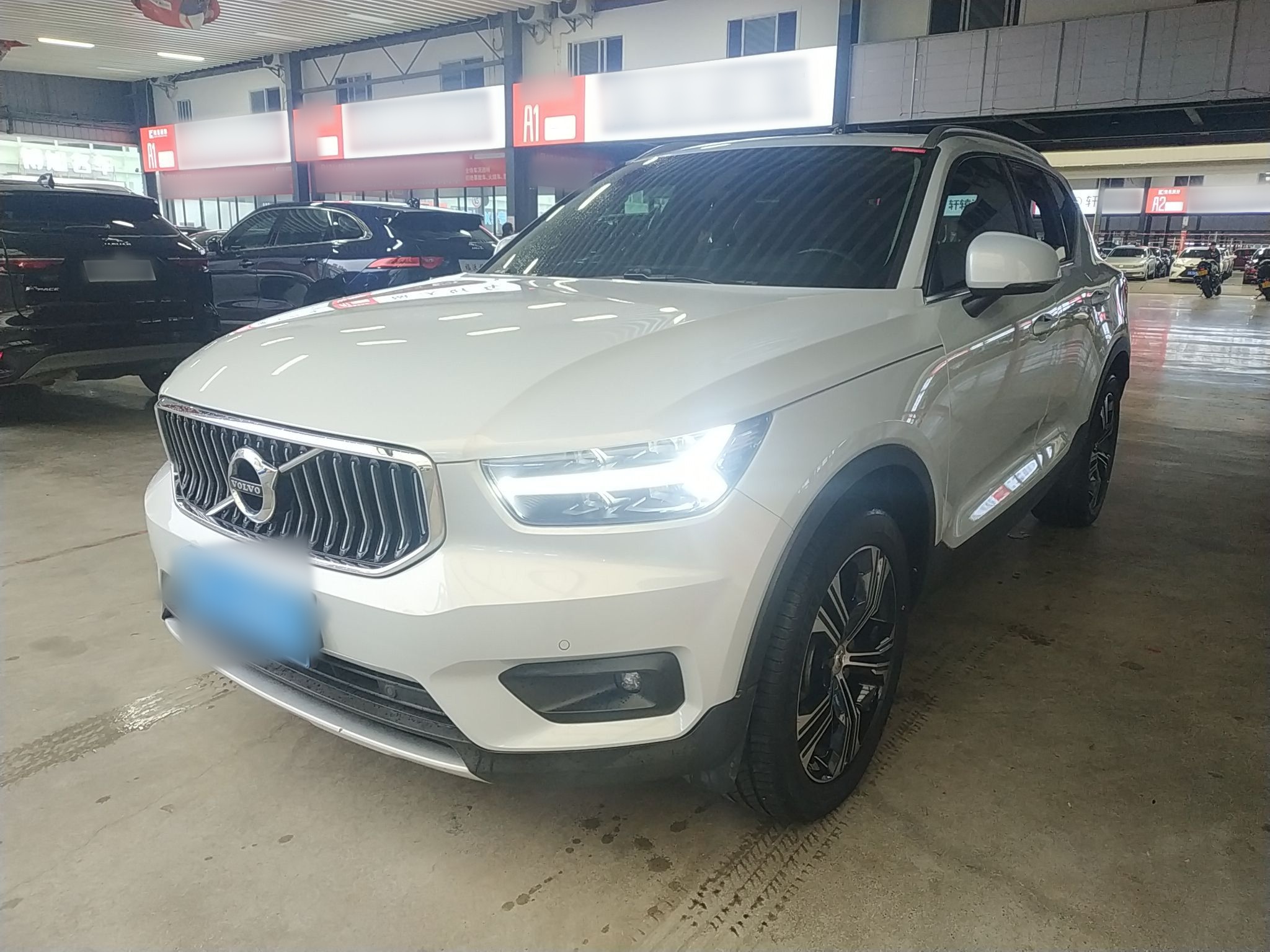 Под передней частью автомобиля