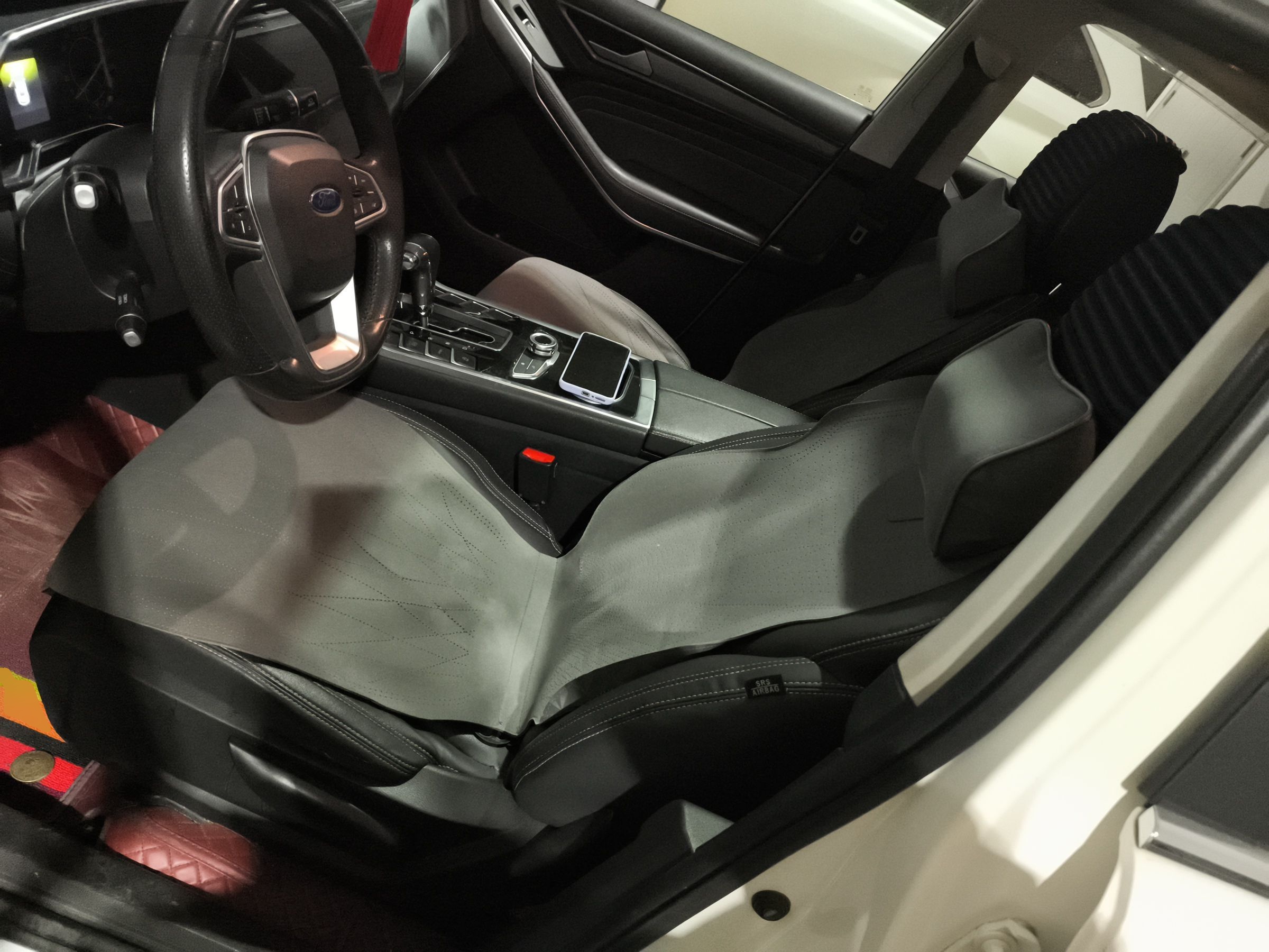 Переднее сиденье в автомобиле