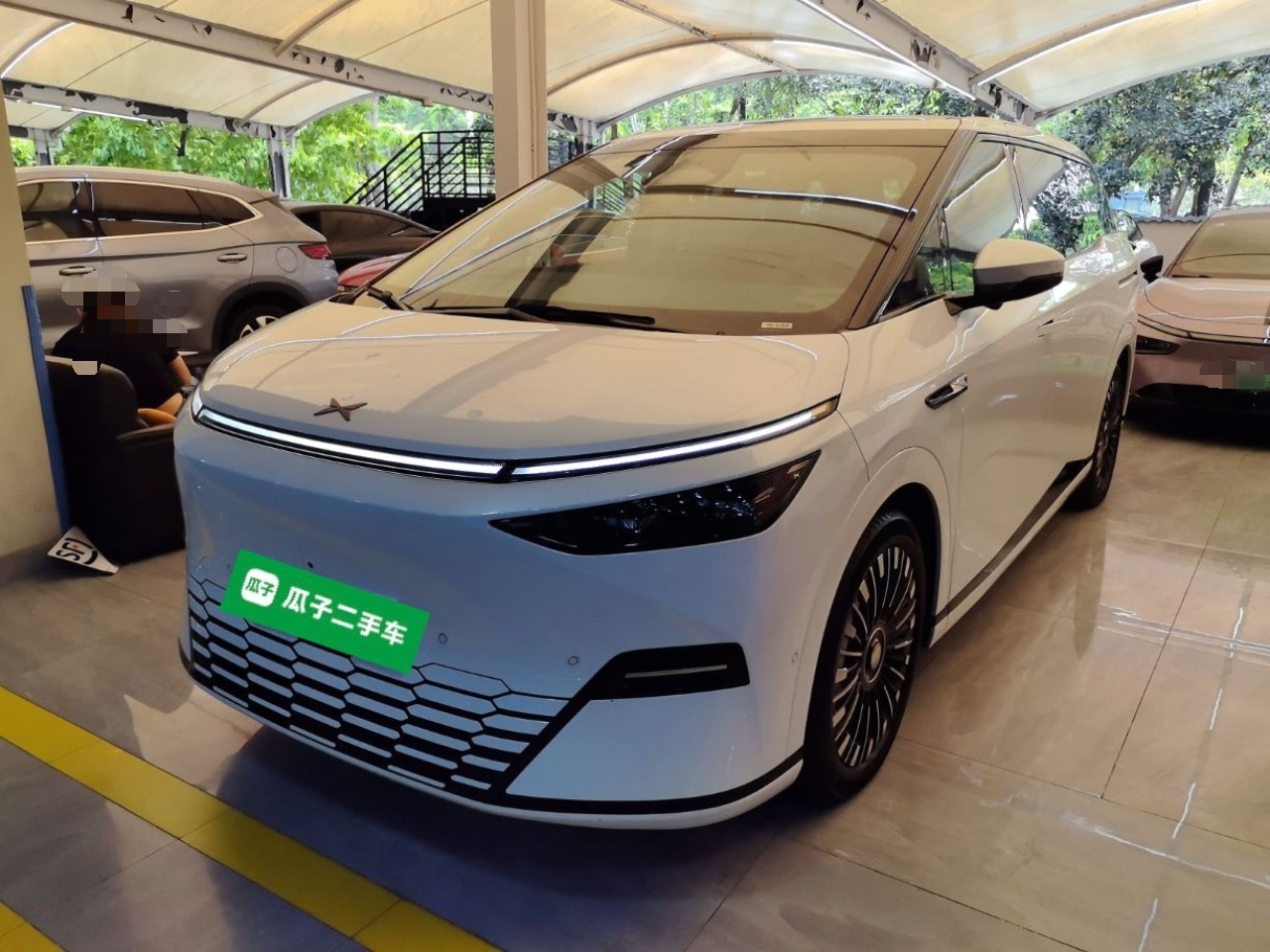 تحت مقدمة السيارة