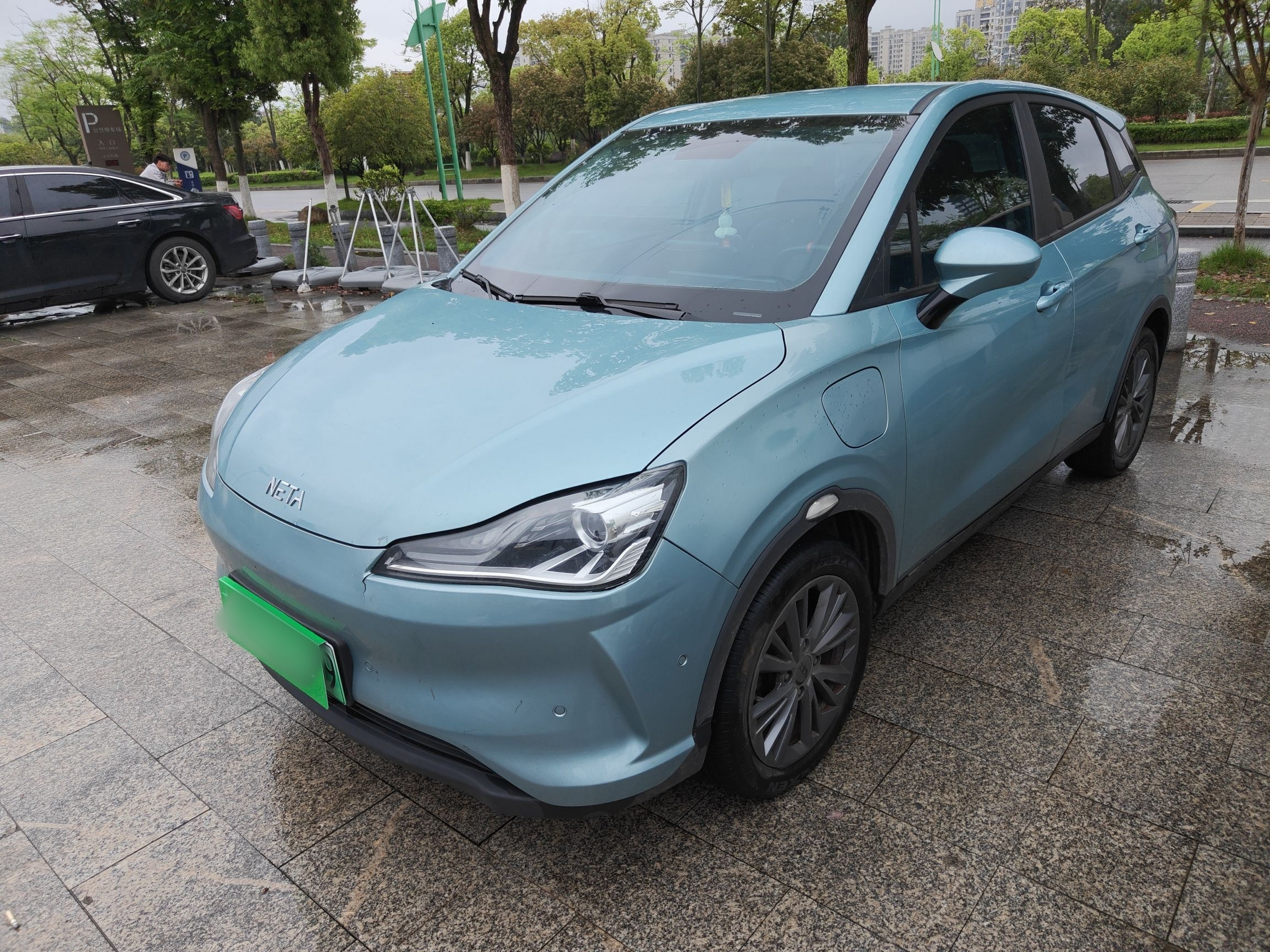 Под передней частью автомобиля