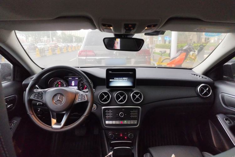 Used Mercedes-Benz GLA 2018 GLA 220 4MATIC Sport Edition Center Console