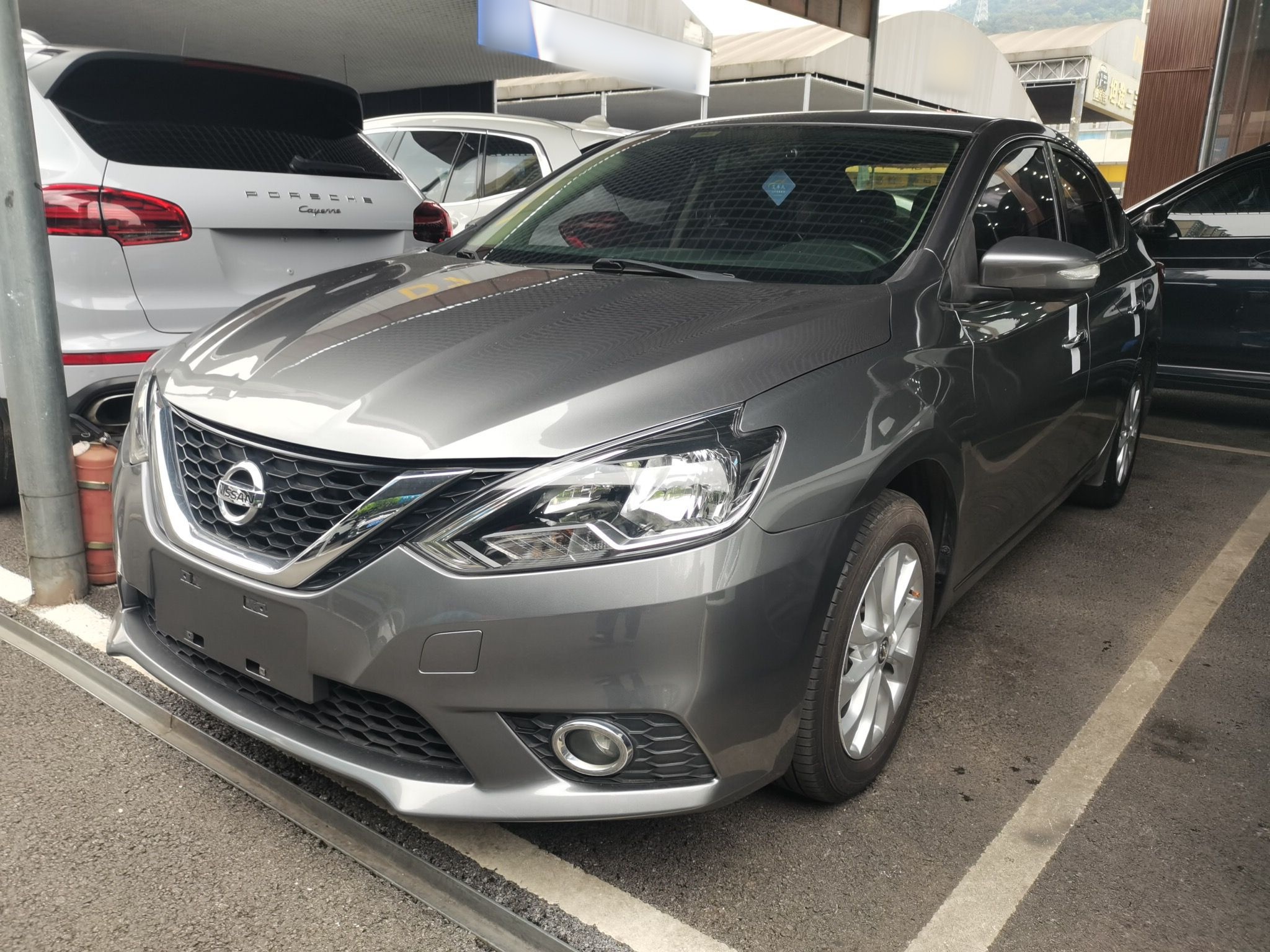 Под передней частью автомобиля