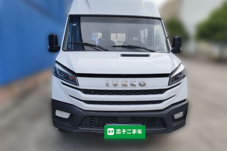 Used Iveco Daily 2023 2.5T A35M1 Short Wheelbase Mid-Roof Dual Tire Side-Sliding Doors 5-9 Seater
