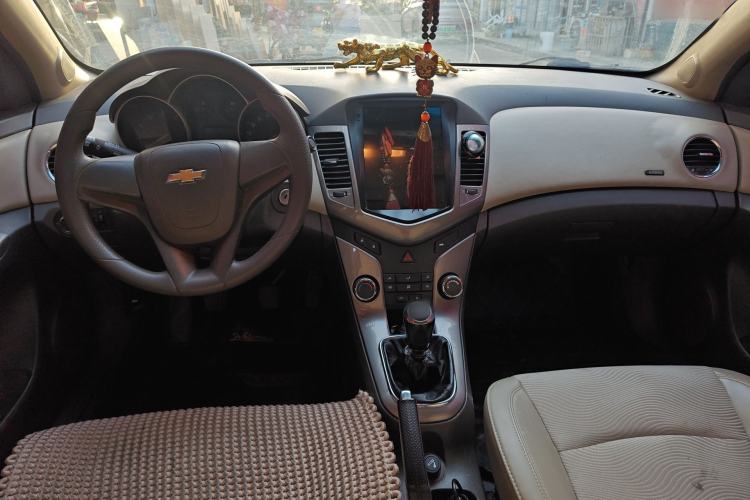 Used Chevrolet Cruze 2015 1.5L Classic SE MT Center Console