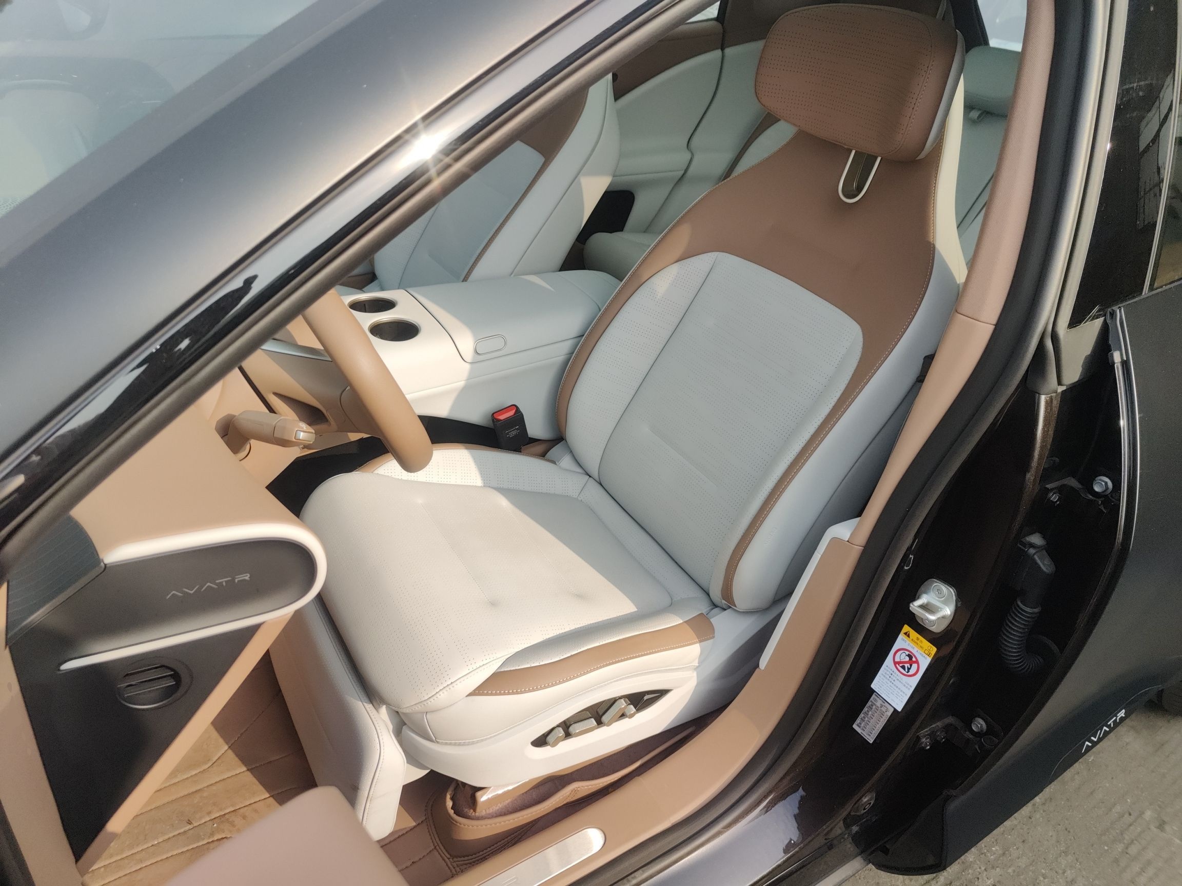 Переднее сиденье в автомобиле