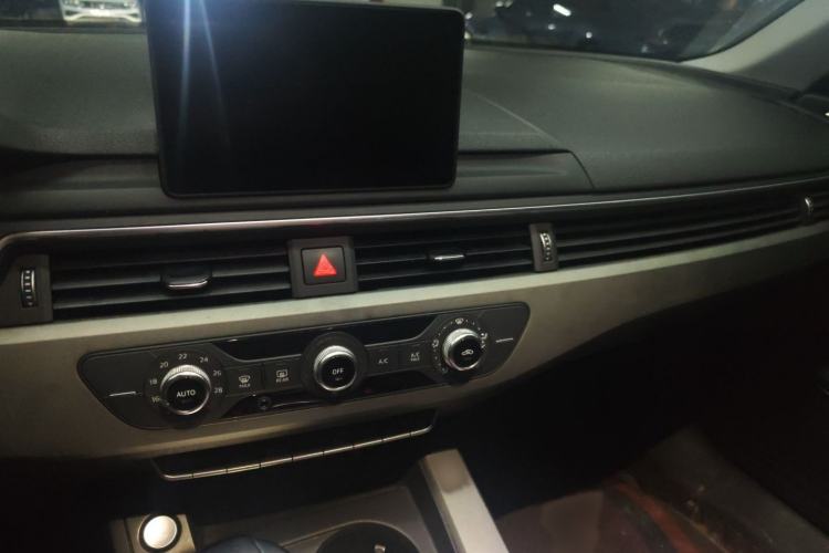 Used Audi A4L 2019 40 TFSI Ambition China VI Audio And AC Panel