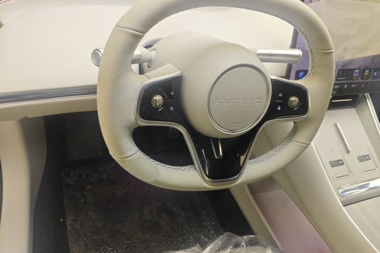 Used Hima Luxeed S7 2025 705 km Max
